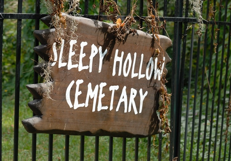 Halloween cementary sign